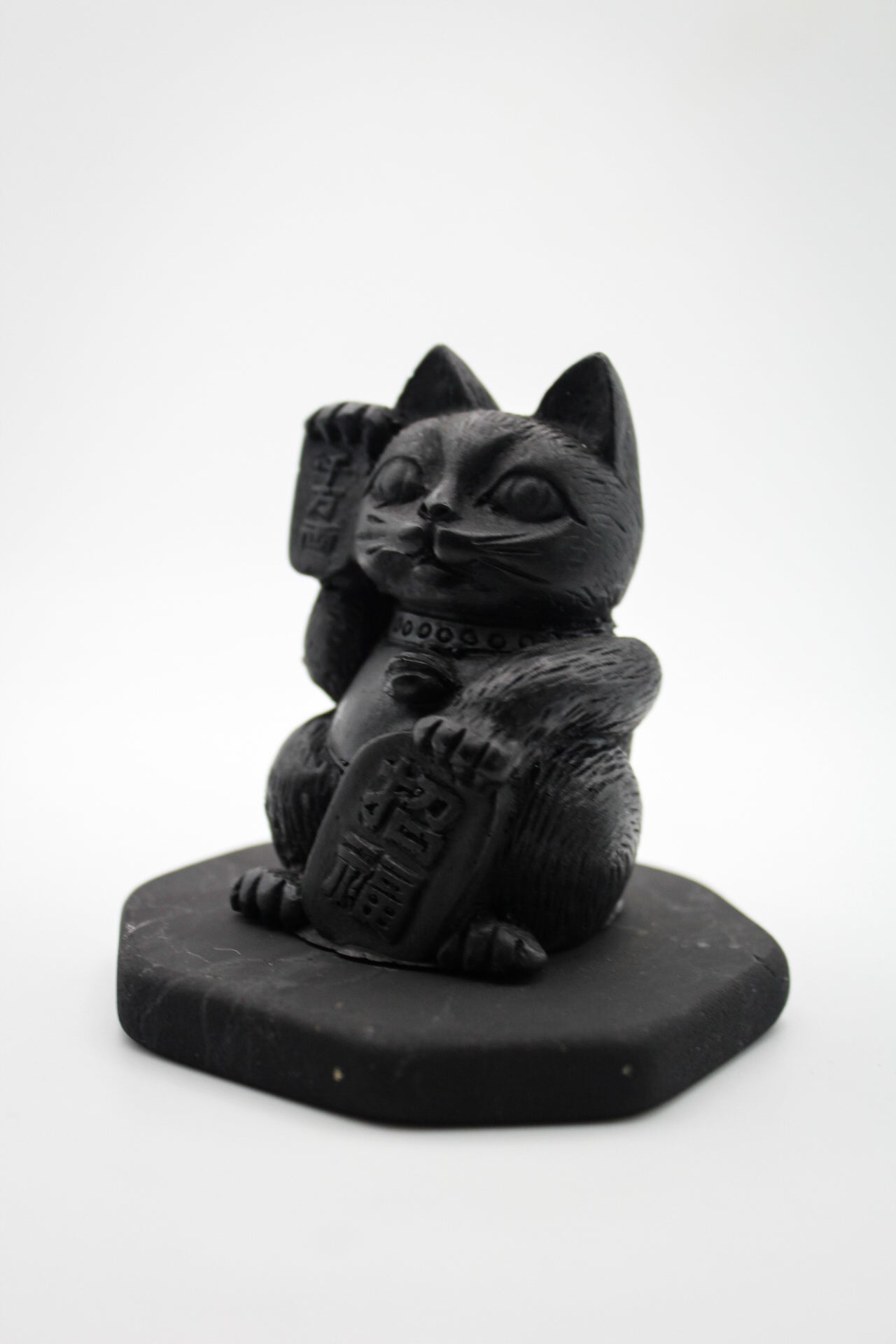 Shungite Maneki Neko Figurine