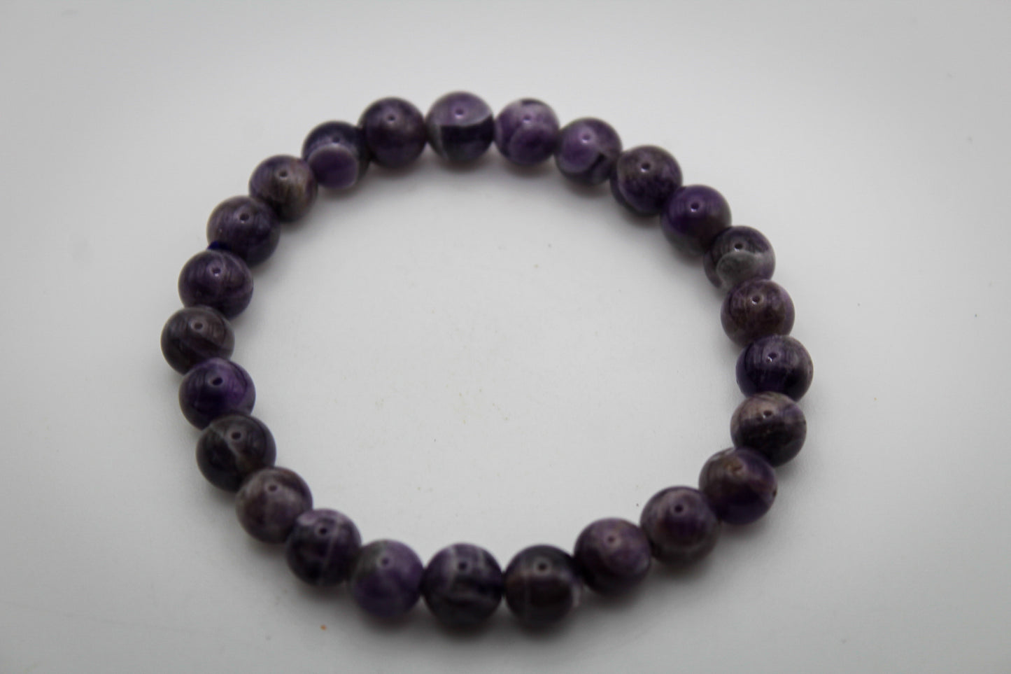 A bracelet made of amethyst beads, 8mm in size.