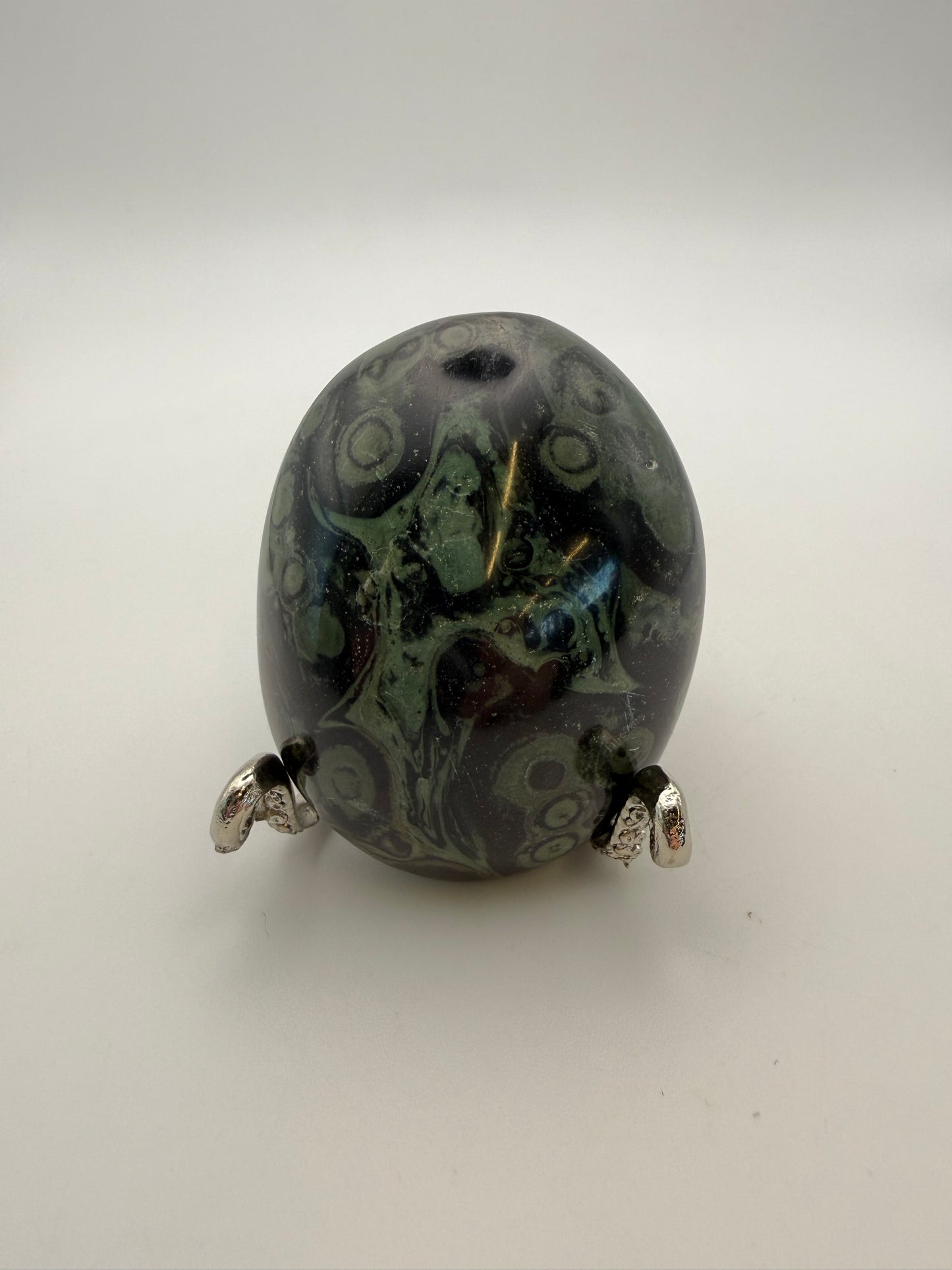 Polished kambaba jasper palm stone.