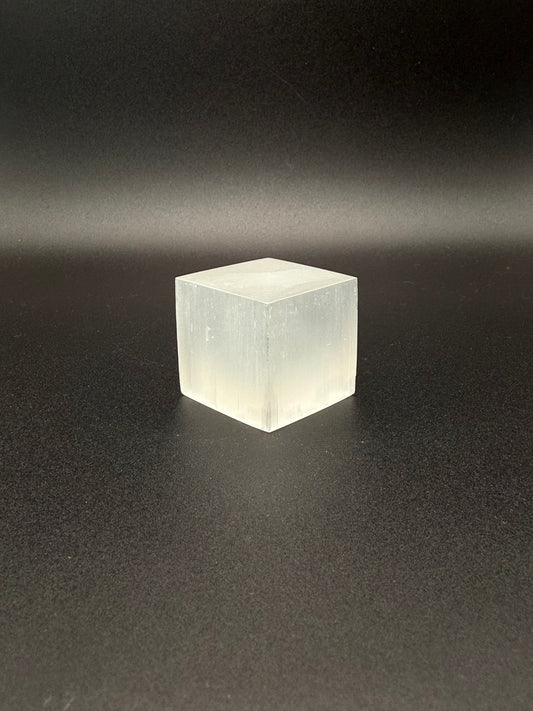 3cm selenite cube.