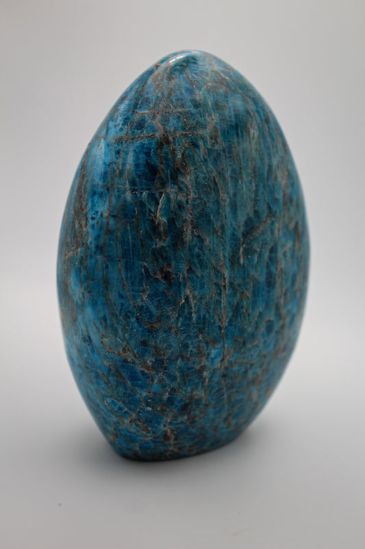 A polished blue apatite free form