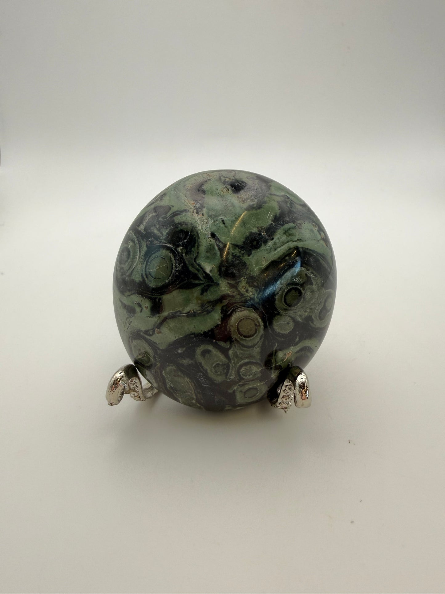Polished kambaba jasper palm stone.