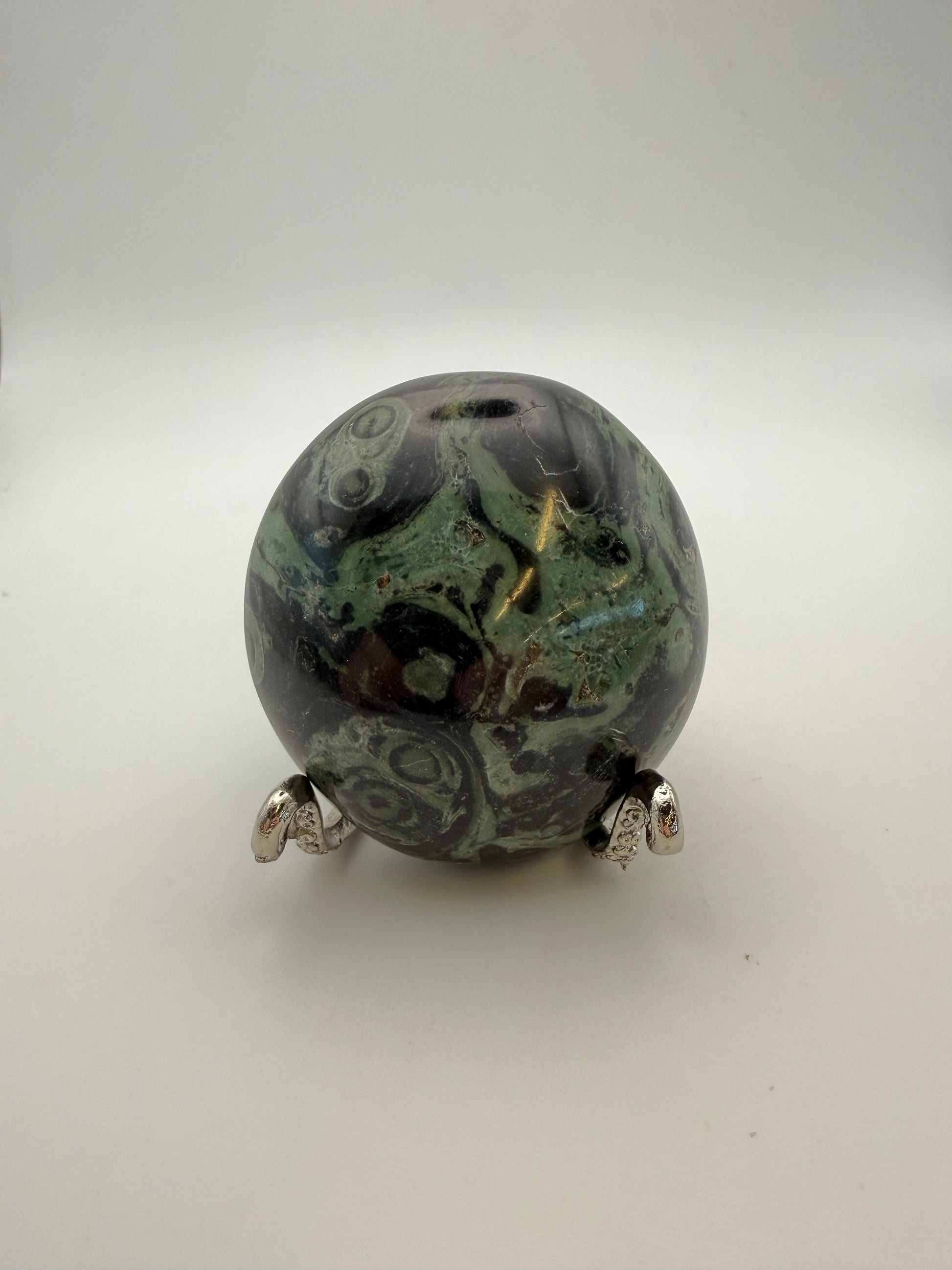 Polished kambaba jasper palm stone.