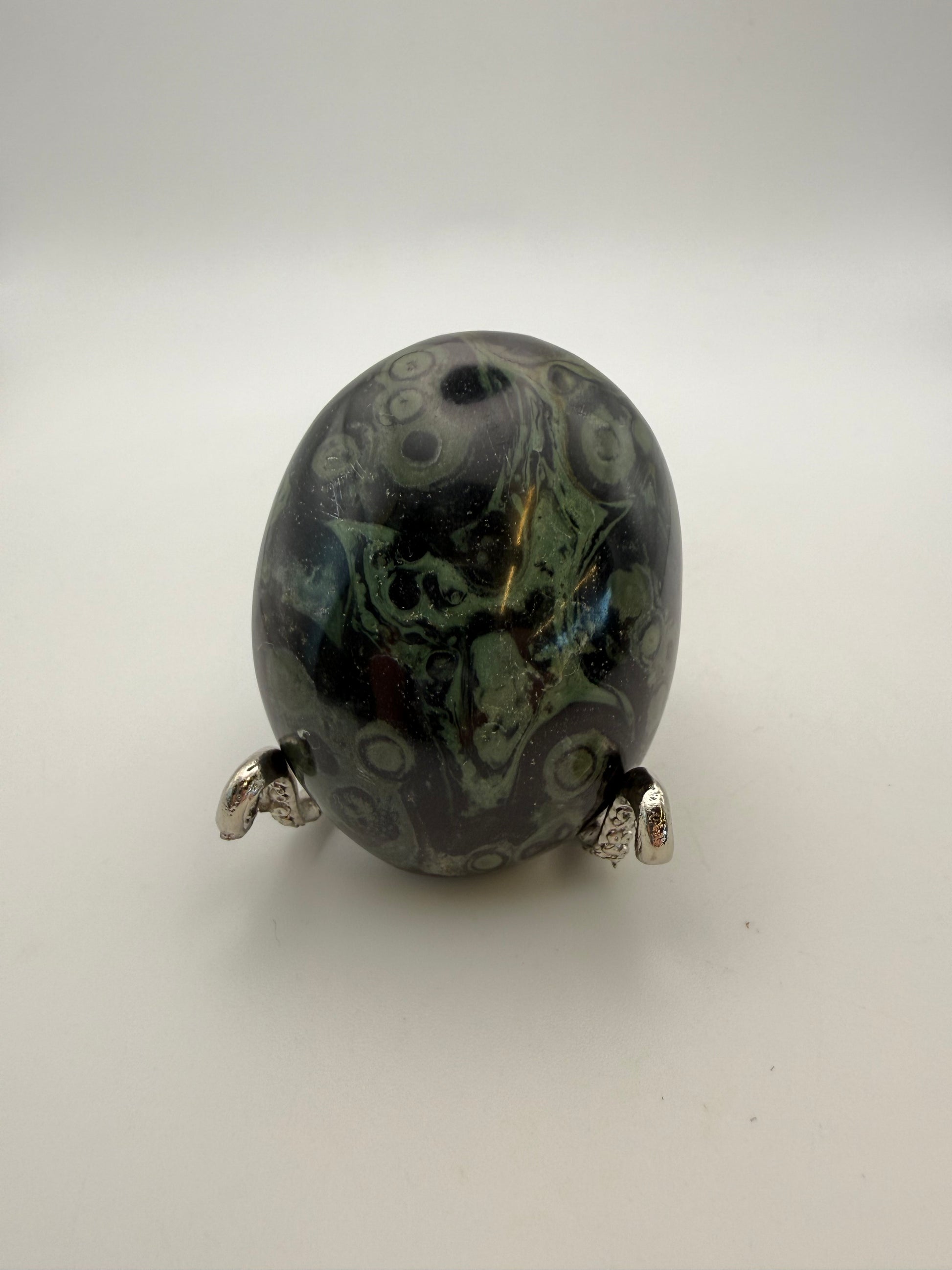 Polished kambaba jasper palm stone.