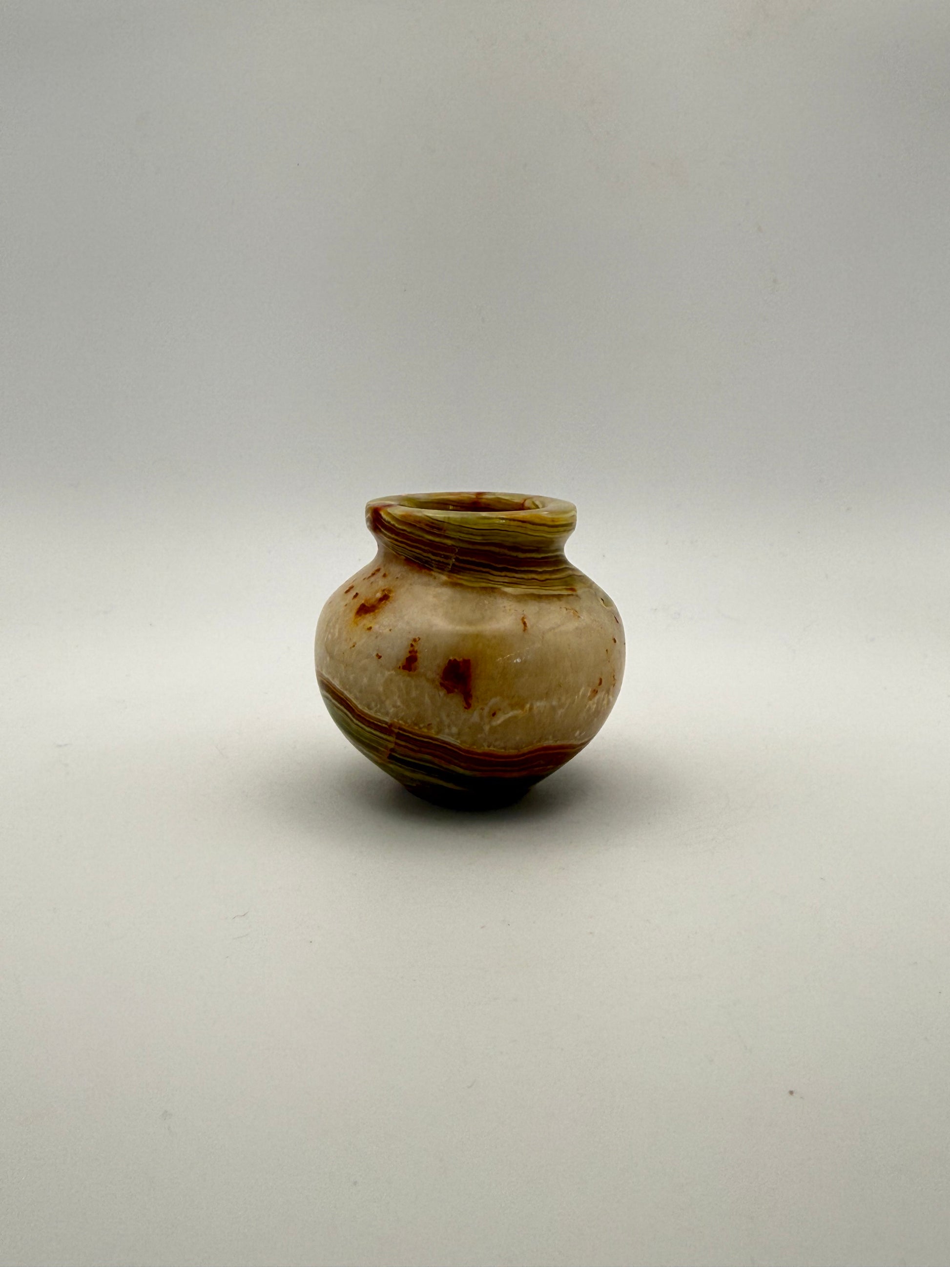 Small onyx jar.