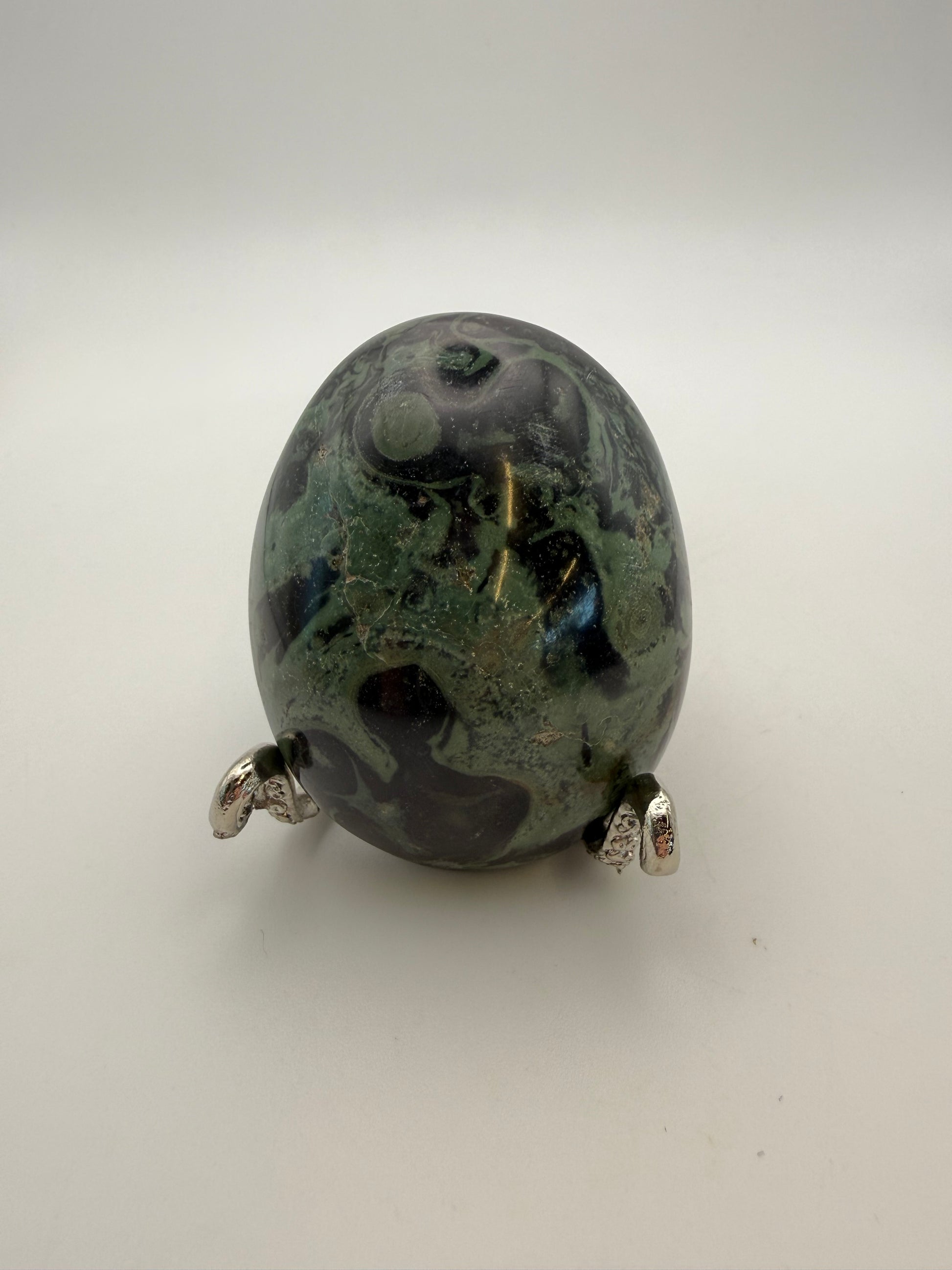 Polished kambaba jasper palm stone.