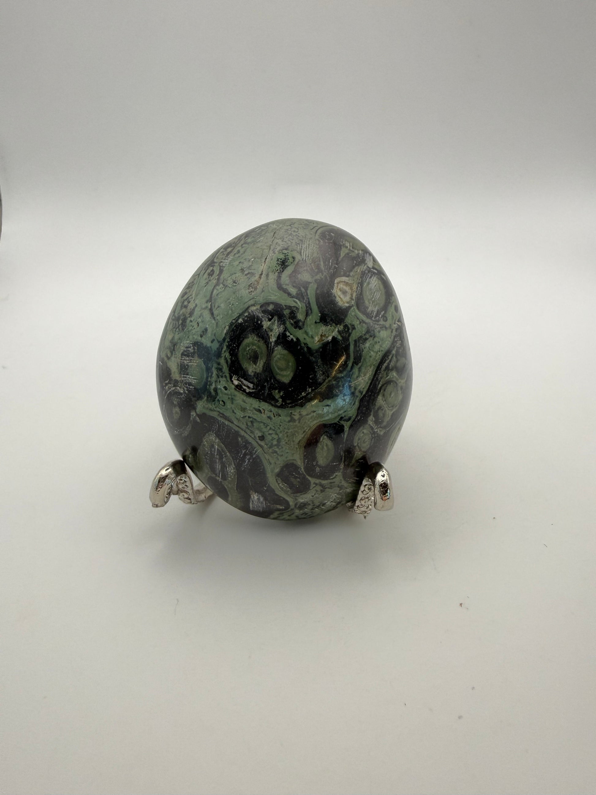 Polished kambaba jasper palm stone.